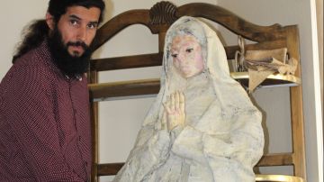 El artista plástico Gushsan trabaja en la escultura de la Virgen de Guadalupe.