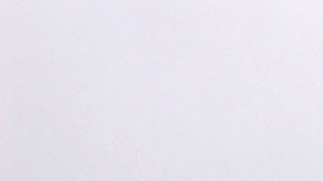 Un pozo petrolero muy cerca a un patio de autos en Los Ángeles.