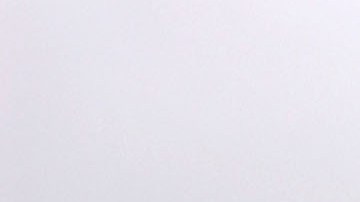 Un pozo petrolero muy cerca a un patio de autos en Los Ángeles.