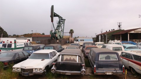 Un pozo petrolero muy cerca a un patio de autos en Los Ángeles.