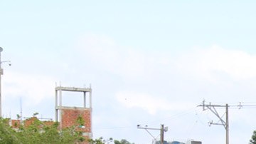 Cubanos en tránsito en la población de Turbo, Colombia, hacinados en improvisados albergues.