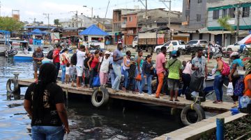 Cubanos en tránsito en la población de Turbo, Colombia, hacinados en improvisados albergues.