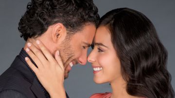 Erick Elías y Esmeralda Pimentel protagonizan la telenovela 'El Color De La Pasión' de Televisa.