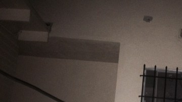 Los inquilinos temen que los cables eléctricos sueltos electrocuten a alguien.