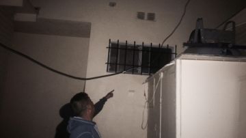 Los inquilinos temen que los cables eléctricos sueltos electrocuten a alguien.