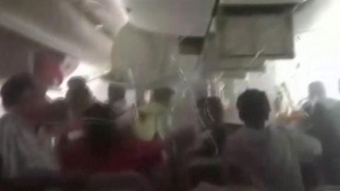 La desesperación y el miedo de las personas que viajaban en el vuelo EK521 era evidente.