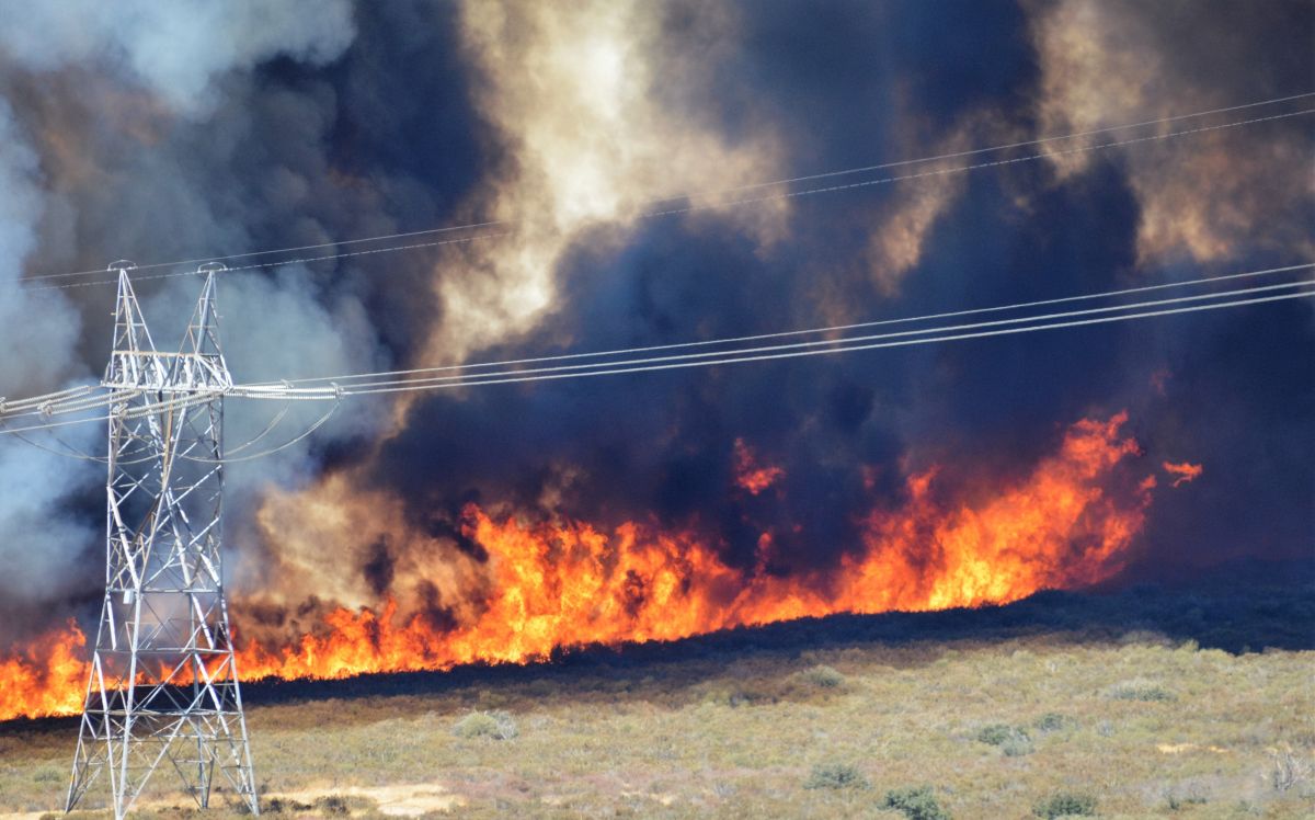 Las llamas ya abarcan más de 1,500 acres en las montañas de San Bernardino.