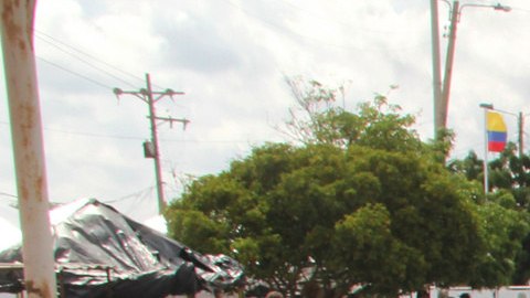 Un grupo de personas cruza la frontera con  Colombia en  Paraguachón, Venezuela