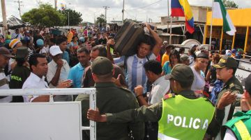 Un grupo de personas cruza la frontera con  Colombia en  Paraguachón, Venezuela