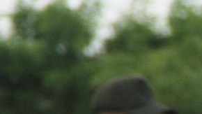 Personas con alimentos cruzan la frontera entre Colombia y Venezuela  en Paraguachón,