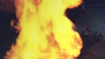 El incendio eructó poco después de la 1 de la tarde en Woodland Hills.