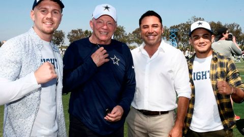 Jason "El Animal" Quigley, Jerry Jones, Oscar De La Hoya y Joseph "Jojo" Diaz  en el training camp de los Dallas Cowboys en Oxnard.
