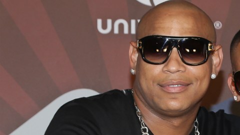 El dúo cubano vuelve con "Más Macarena", una versión del popular tema de Los del Río.