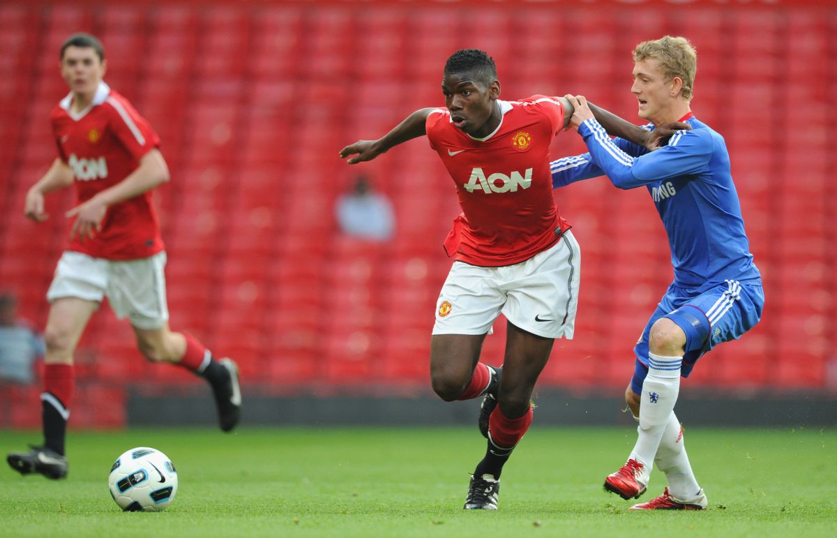 Un joven Paul Pogba en acción con el Manchester United.
