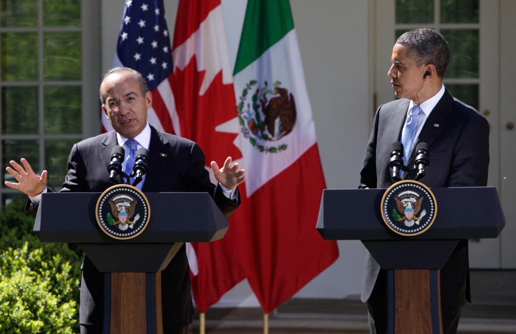 El presidente Barack Obama escucha la intervención del presidente mexicano Felipe Calderón durante uan conferencia de prensa conjunta tras la cumbre de NALS. 