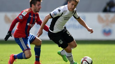 Zoran Tosic del PFC CSKA Moscow disputa el balón con Sergei Petrov del FC Krasnodar durante un partido de la Liga Premier rusa.