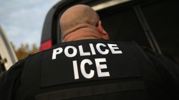 Un agente de ICE realiza la detención de un inmigrante indocumentado.