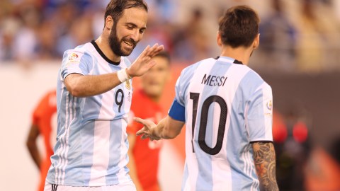 Messi renunció a la selección tras la Final de Copa América; Higuaín ha sido criticado duramente.