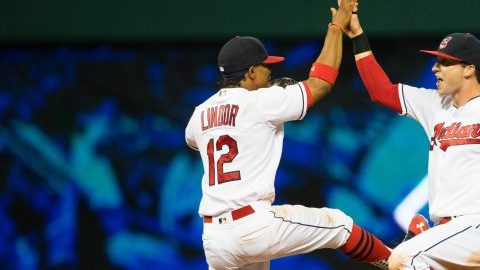 Francisco Lindor (izq.), estrella de los Indios, aquí celebrando con Tyler Naquin. Cleveland es uno de los mejores equipos de la temporada.