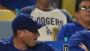 Clayton Kershaw (der.) solo ha podido ver los juegos desde el banquillo de los Dodgers. Una lesión de espalda le mantendrá fuera al menos hasta finales de agosto.