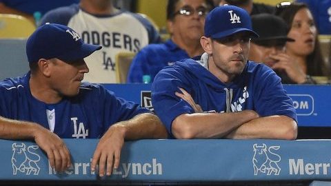 Clayton Kershaw (der.) solo ha podido ver los juegos desde el banquillo de los Dodgers. Una lesión de espalda le mantendrá fuera al menos hasta finales de agosto.