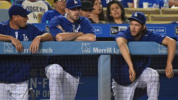 Clayton Kershaw (der.) solo ha podido ver los juegos desde el banquillo de los Dodgers. Una lesión de espalda le mantendrá fuera al menos hasta finales de agosto.