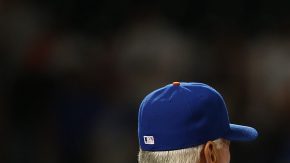 Terry Collins, manager de los Mets, felicita a Jay Bruce, quien hizo su debut con el equipo, luego del triunfo sobre los Yankees.