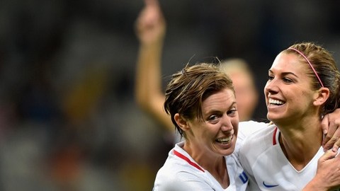 Alex Morgan festeja su primer gol en Río 2016.