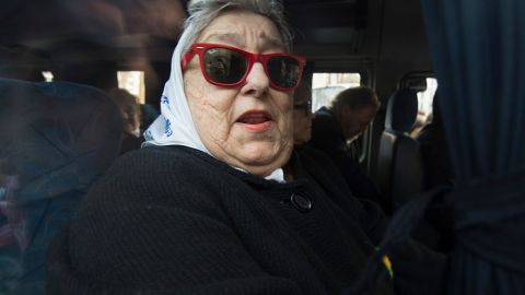 Hebe de Bonafini, líder de las Madres de Plaza de Mayo sale de Plaza de Mayo en Buenos Aires, el 4 de agosto de 2016.