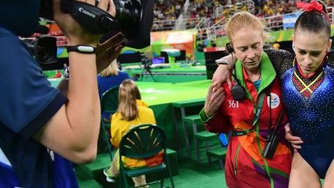 Catalina Escobar salió del escenario de la gimnasia sin poder caminar.