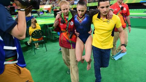 Catalina Escobar salió del escenario de la gimnasia sin poder caminar.
