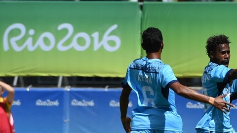 Roy Krishna de Fiyi celebra el gol que le hizo a México en Río 2016.