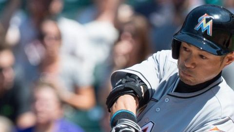 Ichiro Suzuki durante el juego del domingo contra los Rockies en Denver.