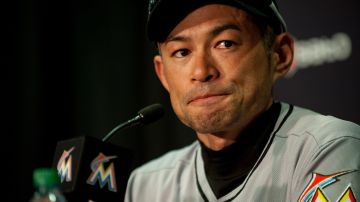 Ichiro Suzuki se puso emotivo el domingo tras el juego en el que hizo historia con su hit 3,000. El lunes siguió siendo noticia.