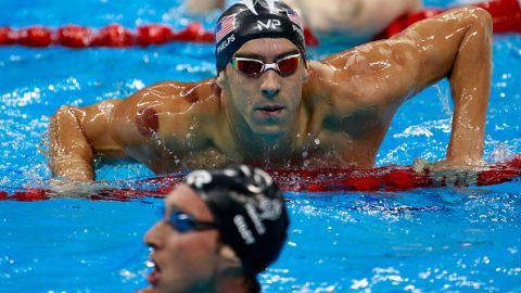 Phelps lleva su primera medalla en Río 2016.
