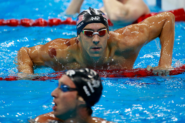 Phelps lleva su primera medalla en Río 2016.
