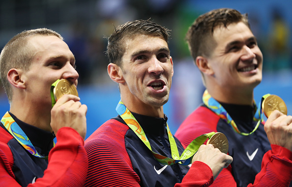 El oro del equipo de natación en el relevo 4x100 ayudó para que EE.UU se pusiera a la cabeza del medallero.