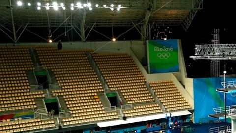 La fosa de clavados del Centro Acuático Olímpico María Lenk de Río de Janeiro, completamente verde en el cuarto día de competencias.