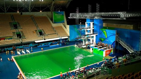 La fosa de clavados del Centro Acuático Olímpico María Lenk de Río de Janeiro, completamente verde en el cuarto día de competencias.