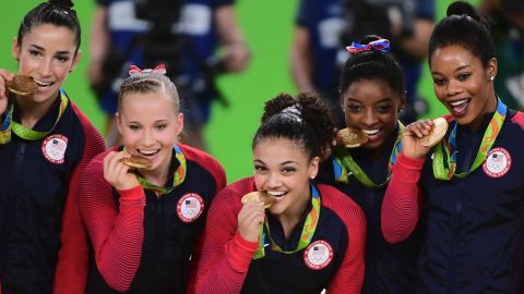 Laurie Hernández (centro) festeja junto a sus compañeras.