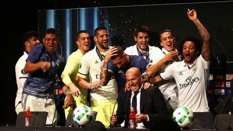 El momento chusco con los jugadores del Madrid y su entrenador Zinedine Zidane.