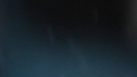 La ciclista Kristin Armstrong muestra la medalla de oro a su hijo.