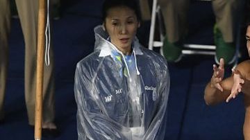 Los mexicanos Rommel Pacheco y Jahir Ocampo exigiendo a los jueces la repetición de su último salto en la final de trampolín 3m sincronizado.