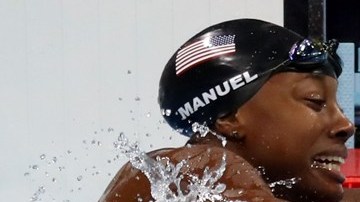 Una imagen para recordar: Simone Manuel y Penny Oleksiak, las ganadoras de la prueba reina de la natación de Río 2016.