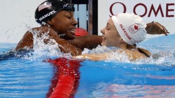 Una imagen para recordar: Simone Manuel y Penny Oleksiak, las ganadoras de la prueba reina de la natación de Río 2016.