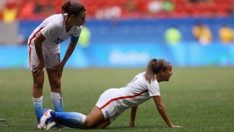 Jugadoras de EEUU se lamentan tras caer en penales ante Suecia.