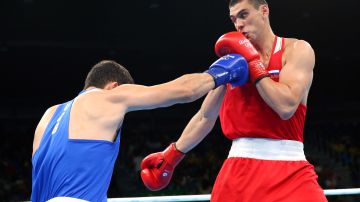 Evgeny Tishchenko (der.), de Rusia, peleará el lunes por el prestigiado campeonato de peso completo de boxeo.