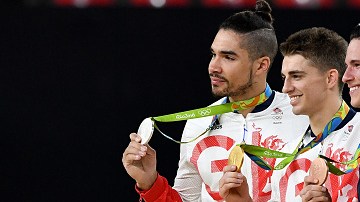 Max Whitlock ganó dos oros este domingo, dándole así sus primeras medallas de este tipo en la gimnasia a Gran Bretaña.