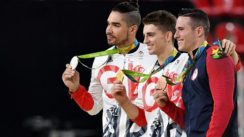 Max Whitlock ganó dos oros este domingo, dándole así sus primeras medallas de este tipo en la gimnasia a Gran Bretaña.