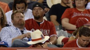 El manager Mike Scioscia y su staff de coaches no han podido sacar a los Angels de la barranca, una de las peores de su historia.